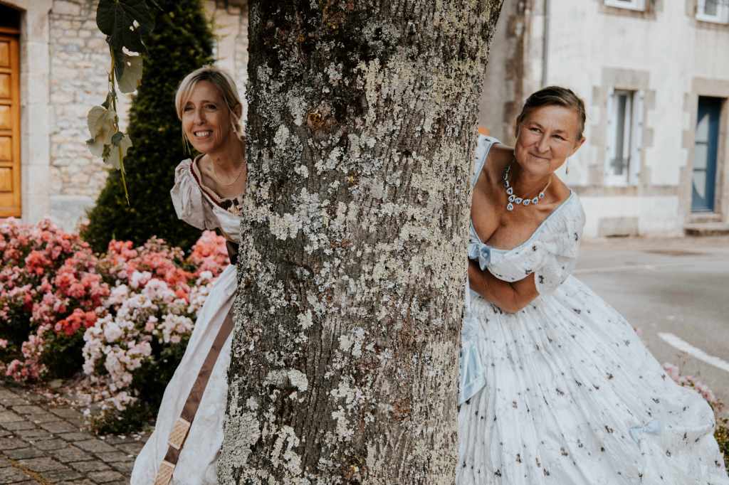 Femmes en Crinoline lors d'une fête Second Empire dans le Morbihan en Bretagne