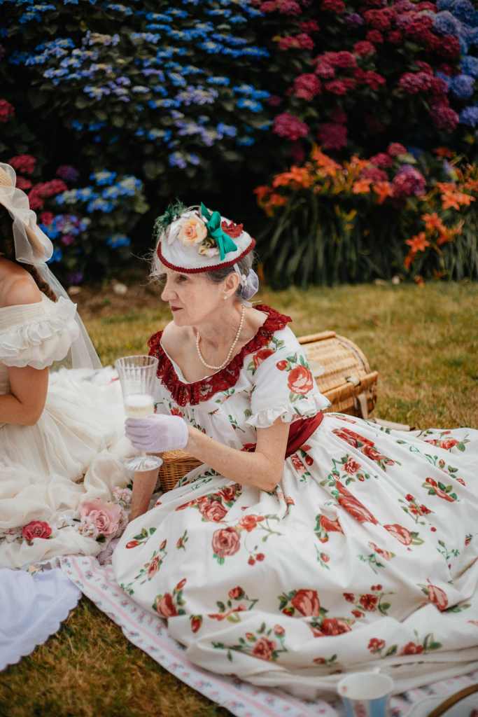 Femmes en Crinoline lors d'une fête Second Empire dans le Morbihan en Bretagne