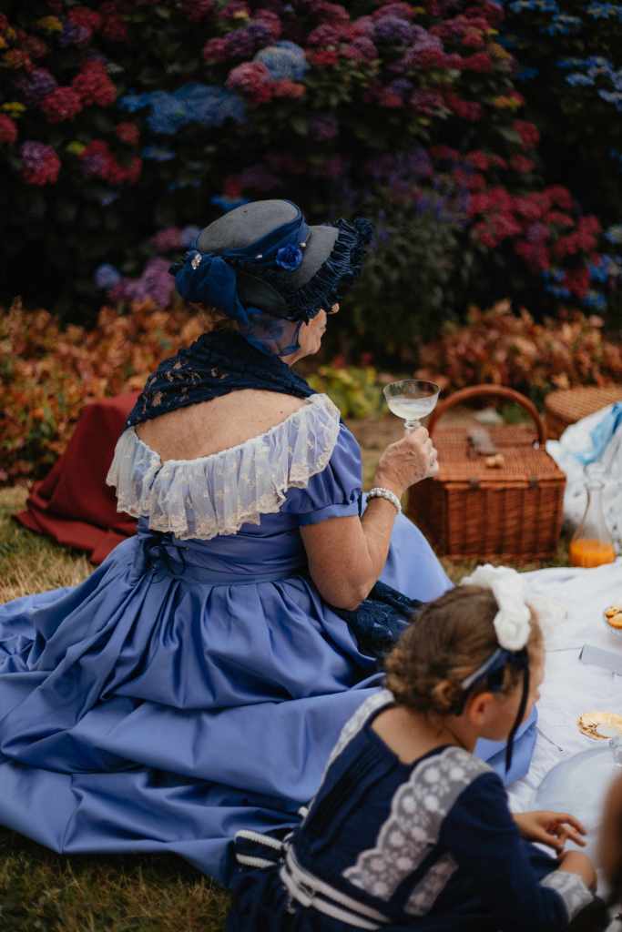 Femmes en Crinoline lors d'une fête Second Empire dans le Morbihan en Bretagne