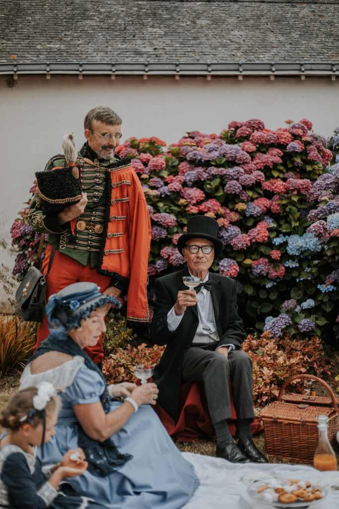 Personnes en costumes 19ème siècle lors d'une fête Second Empire dans le Morbihan en Bretagne
