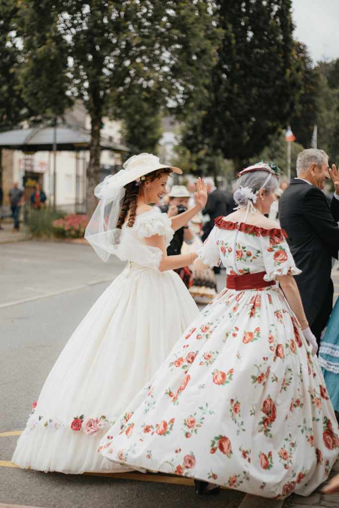 Femmes en Crinoline lors d'une fête Second Empire dans le Morbihan en Bretagne