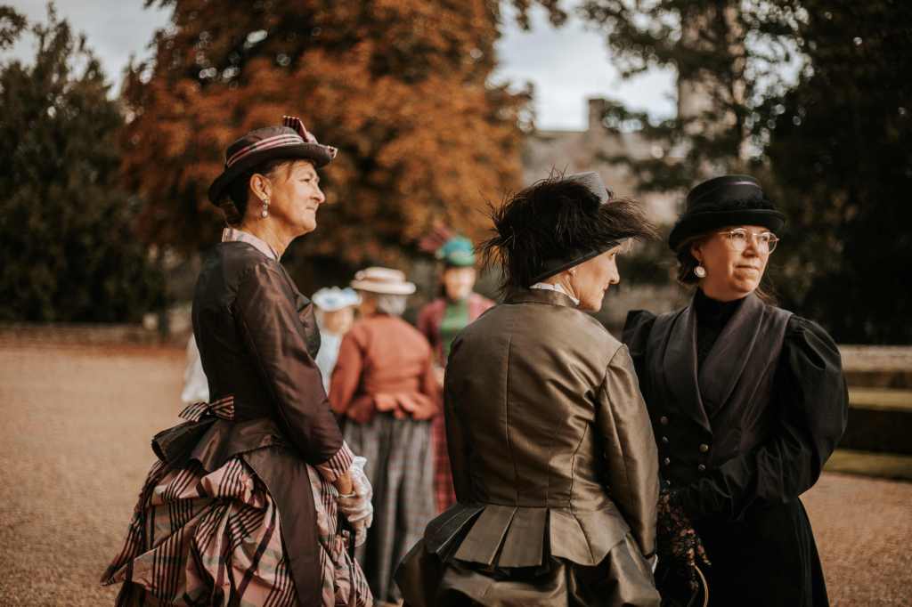 Femmes en robes à tournures au château de Josselin dans le Morbihan