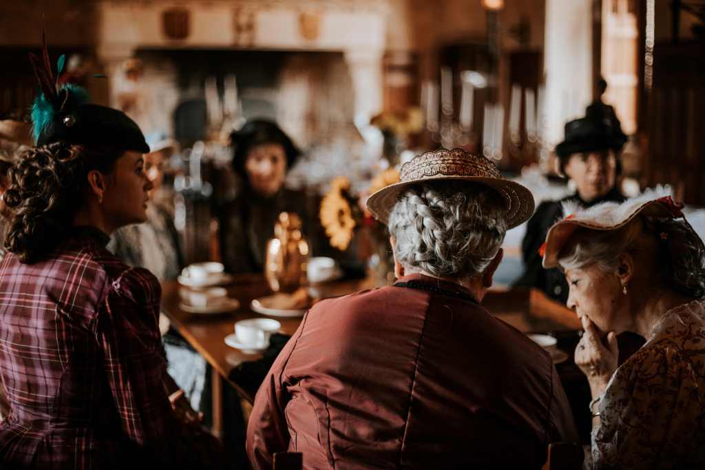 Femmes en robes à tournures au château de Josselin dans le Morbihan