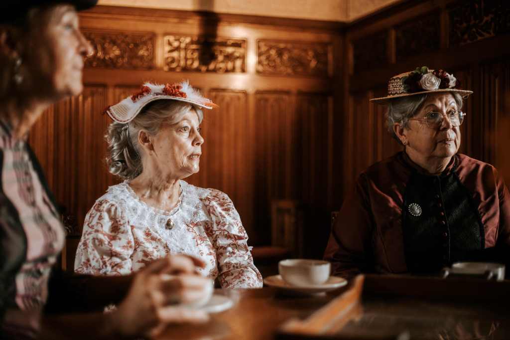Femmes en robes à tournures au château de Josselin dans le Morbihan