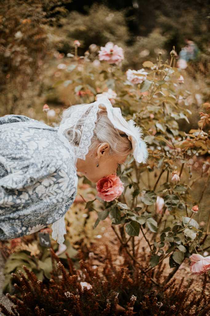 Femme en robes à tournures au château de Josselin dans le Morbihan