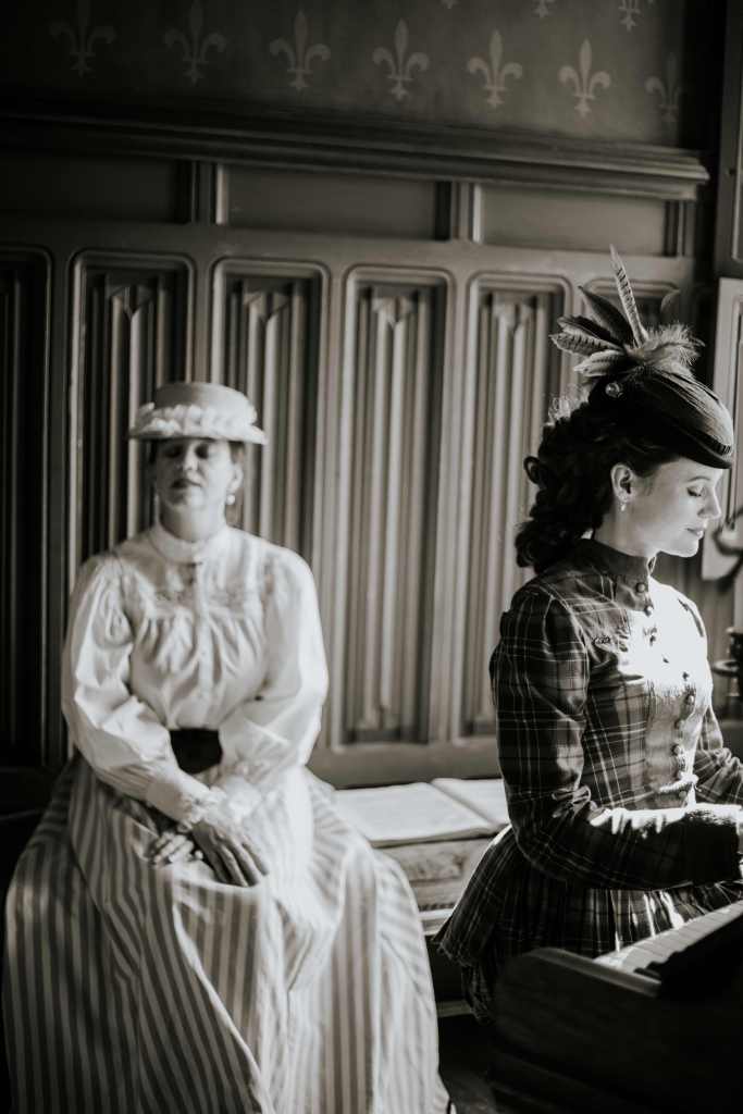 Femmes en robes à tournures au château de Josselin dans le Morbihan