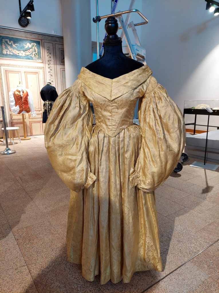 Installation d'une exposition de costumes anciens aux archives départementales du Morbihan