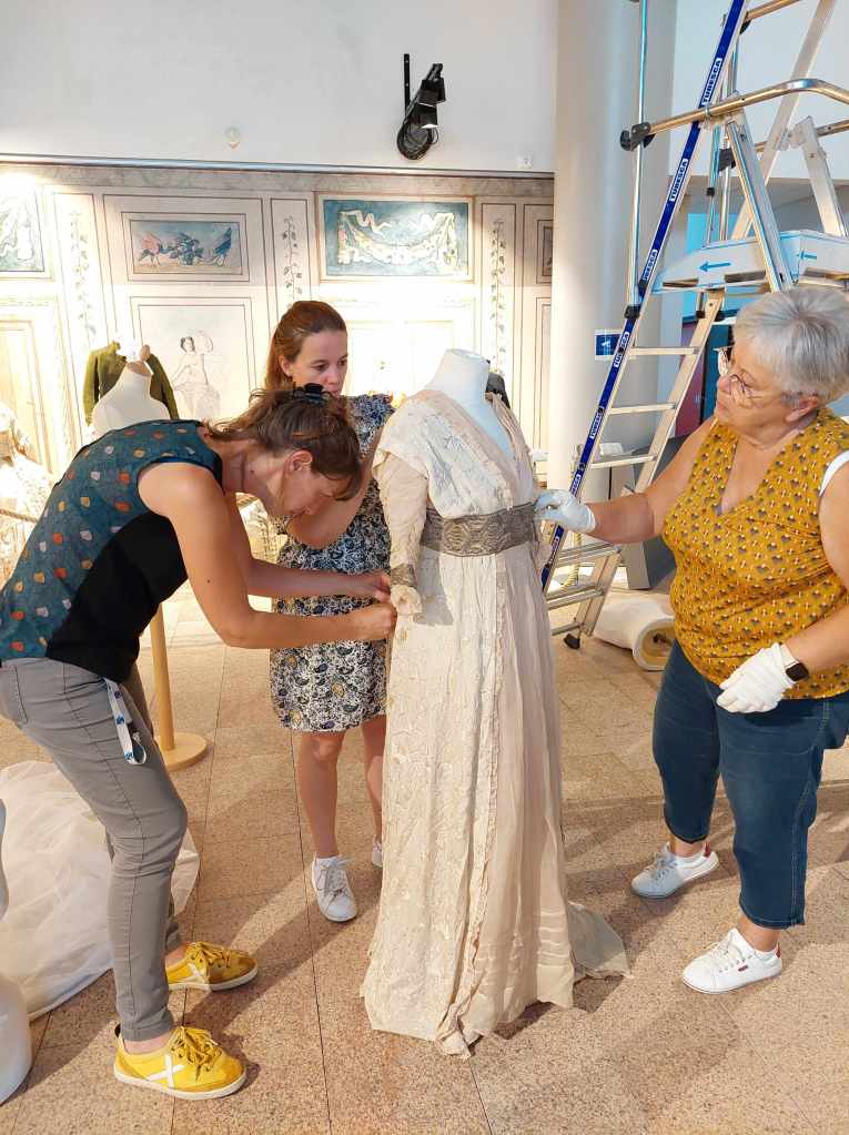 Installation d'une exposition de costumes anciens aux archives départementales du Morbihan