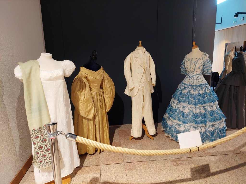 Installation d'une exposition de costumes anciens aux archives départementales du Morbihan