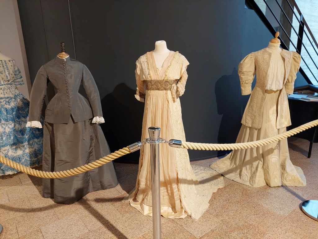 Installation d'une exposition de costumes anciens aux archives départementales du Morbihan