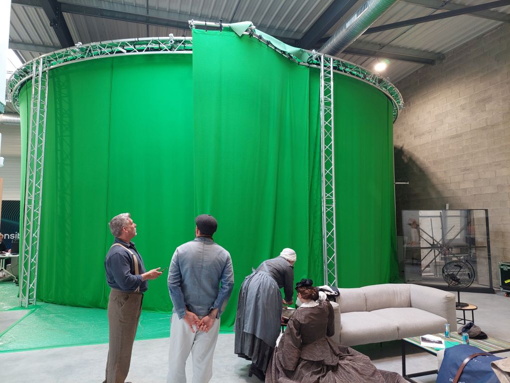 Tournage en réalité virtuelle pour TF1 avec Yani Khezzar, Évelyne Dhéliat et François Lenglet en costume 19ème siècle