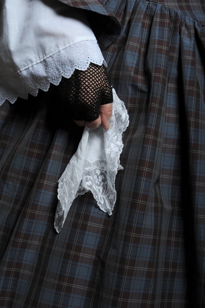 Détail d'un mouchoir et de gants en dentelles noires d'un tenue de femme second empire 19ème siècle
