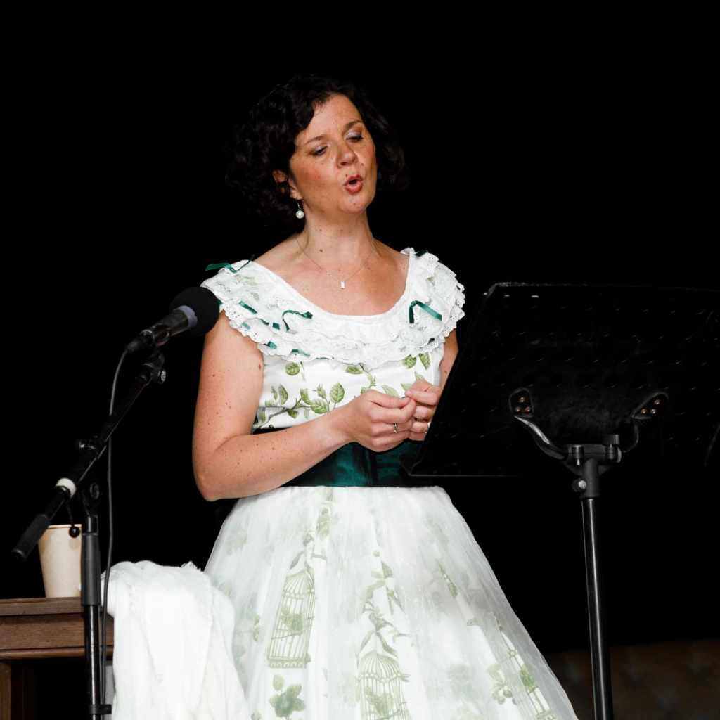 Cantatrice chantant au bal impérial à Napoléonville, Pontivy