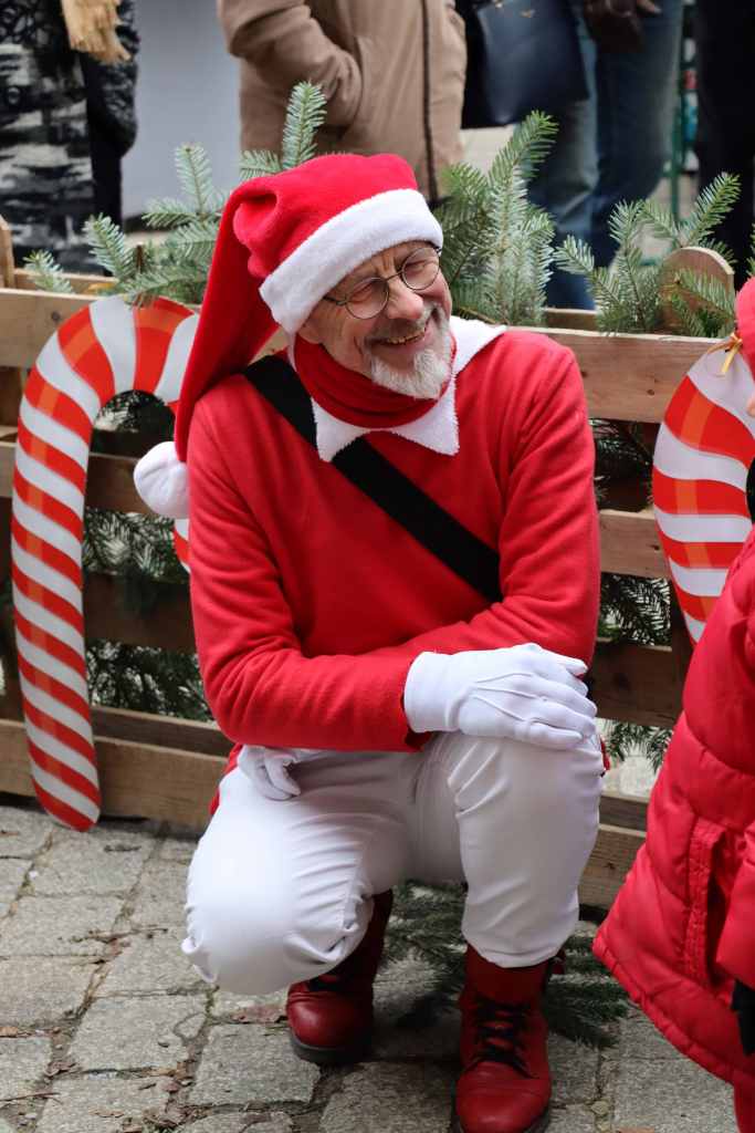L'équipe des lutins du père Noël a accueilli les enfants au marché de Noël de Pontivy