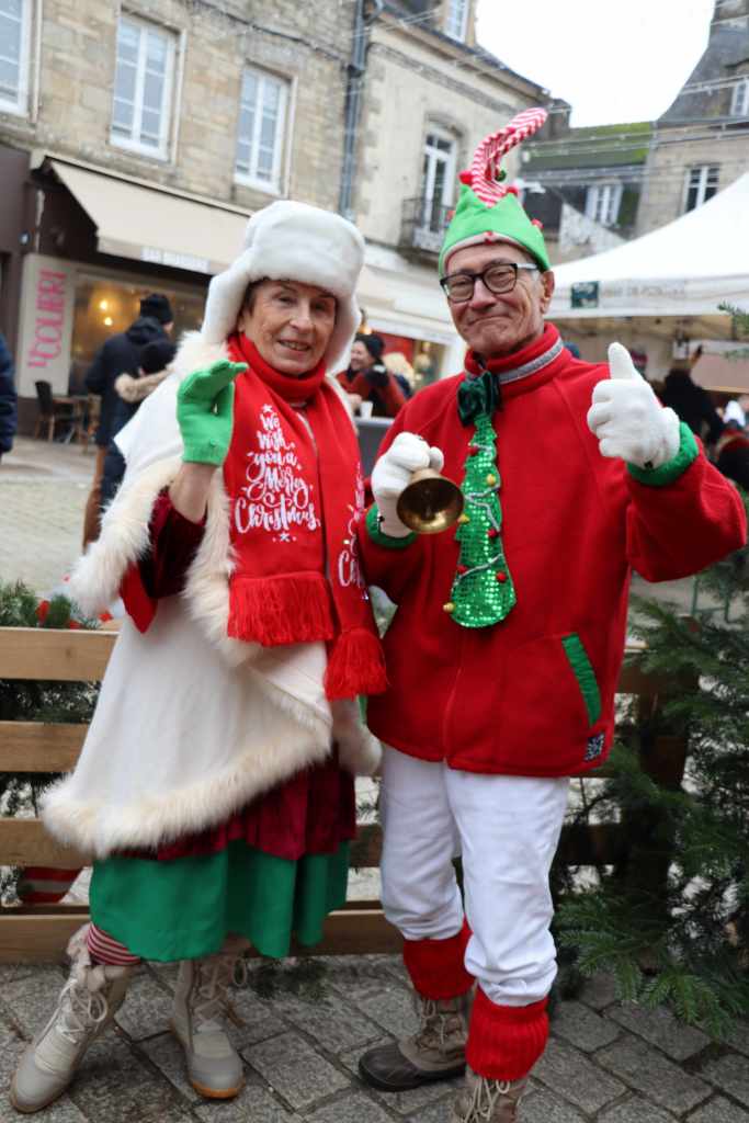 L'équipe des lutins du père Noël a accueilli les enfants au marché de Noël de Pontivy