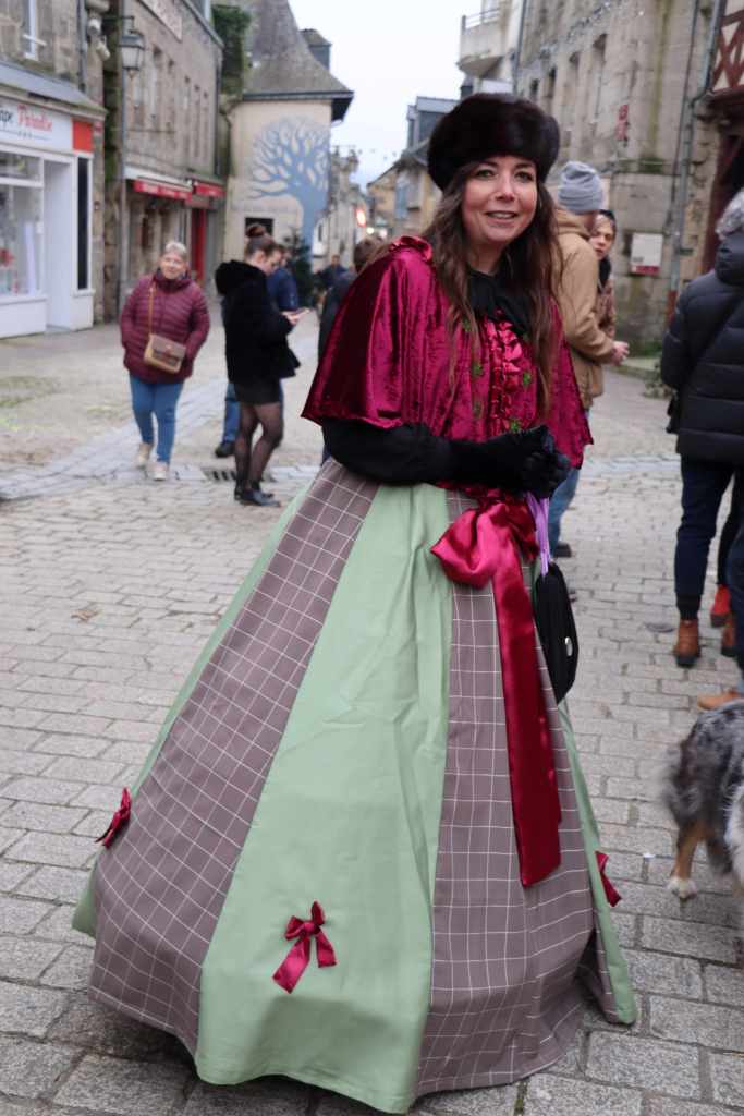 L'équipe des lutins du père Noël a accueilli les enfants au marché de Noël de Pontivy