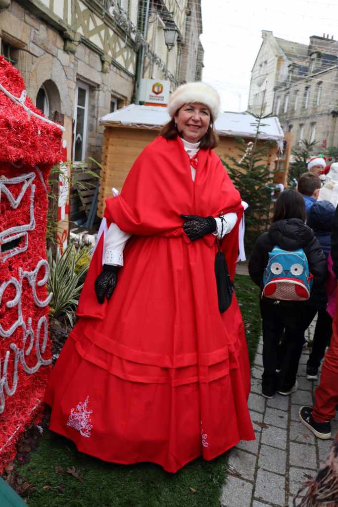 L'équipe des lutins du père Noël a accueilli les enfants au marché de Noël de Pontivy