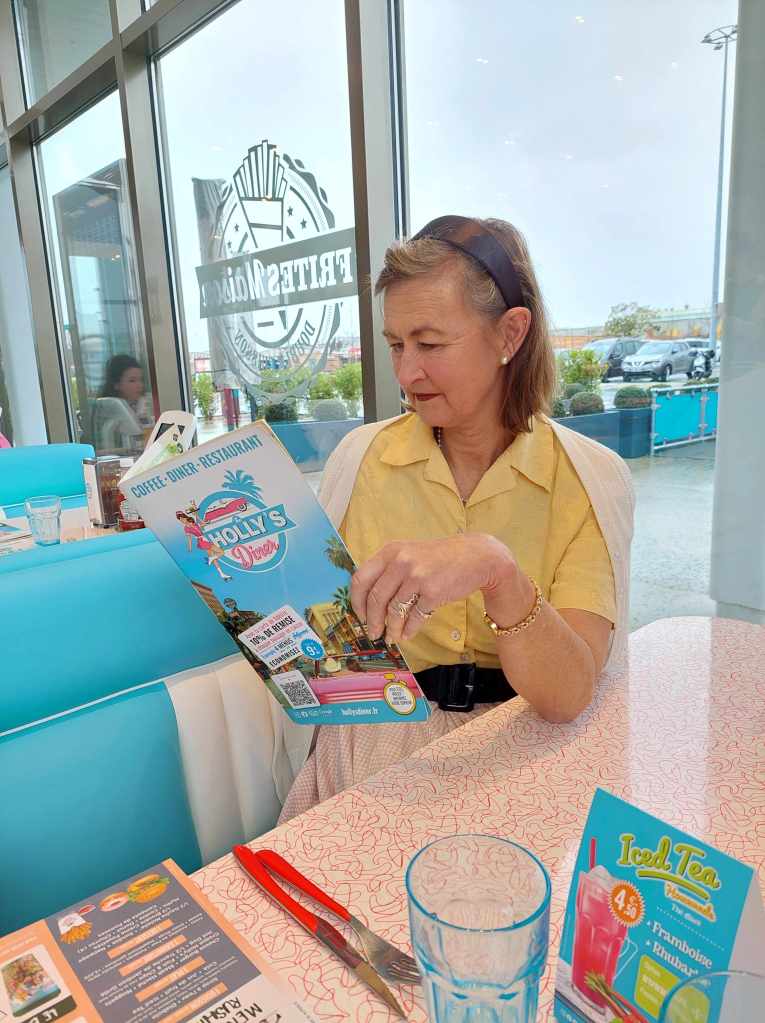 Un voyage dans les années 50 avec le film Grease pour les membres de Crinolines et Cie. Déjeuner chez Holly's Diner