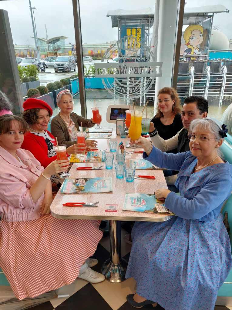 Un voyage dans les années 50 avec le film Grease pour les membres de Crinolines et Cie. Déjeuner chez Holly's Diner