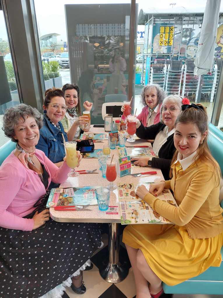Un voyage dans les années 50 avec le film Grease pour les membres de Crinolines et Cie. Déjeuner chez Holly's Diner