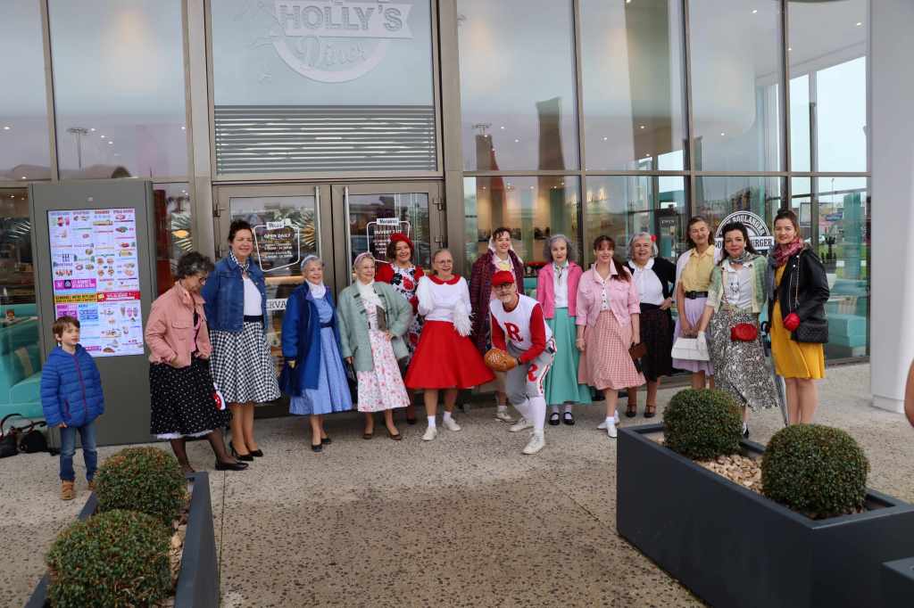 Un voyage dans les années 50 avec le film Grease pour les membres de Crinolines et Cie. Déjeuner chez Holly's Diner