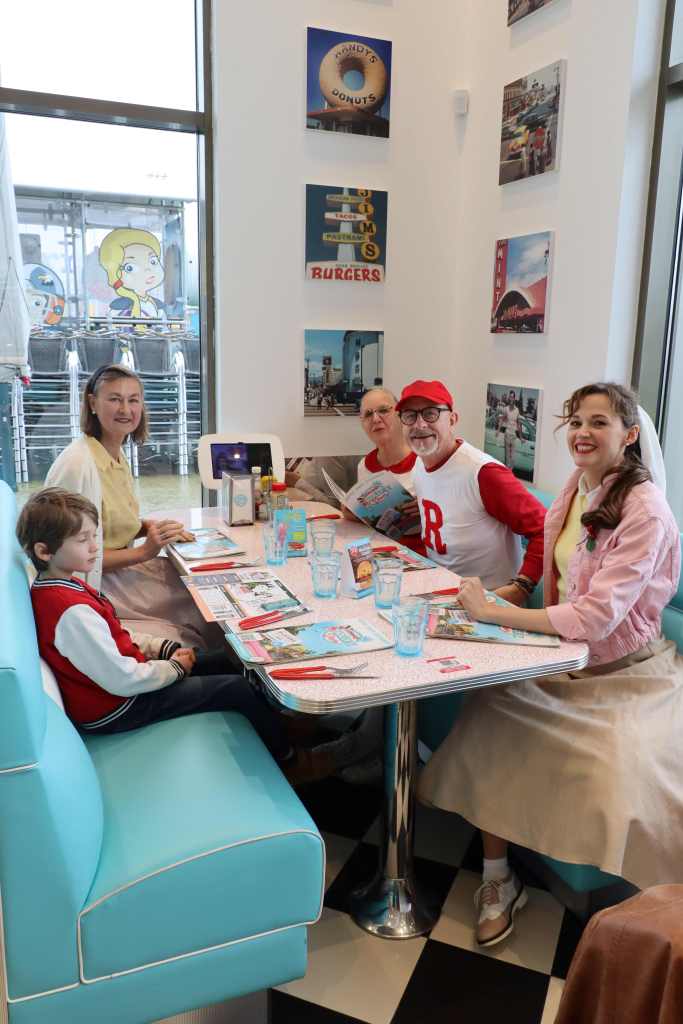 Un voyage dans les années 50 avec le film Grease pour les membres de Crinolines et Cie. Déjeuner chez Holly's Diner