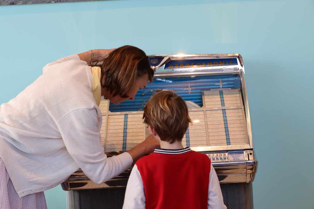 Un voyage dans les années 50 avec le film Grease pour les membres de Crinolines et Cie. Déjeuner chez Holly's Diner