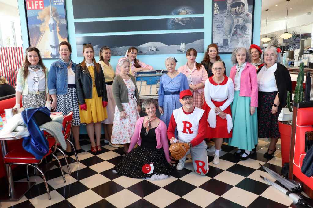 Un voyage dans les années 50 avec le film Grease pour les membres de Crinolines et Cie. Déjeuner chez Holly's Diner