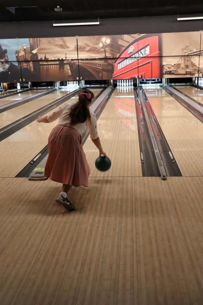 Un voyage dans les années 50 avec le film Grease pour les membres de Crinolines et Cie. Après-midi au bowling Le Strike