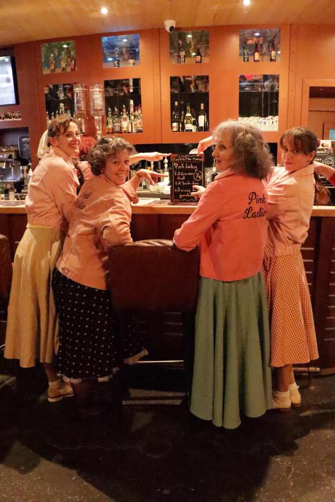 Un voyage dans les années 50 avec le film Grease pour les membres de Crinolines et Cie. Après-midi au bowling Le Strike