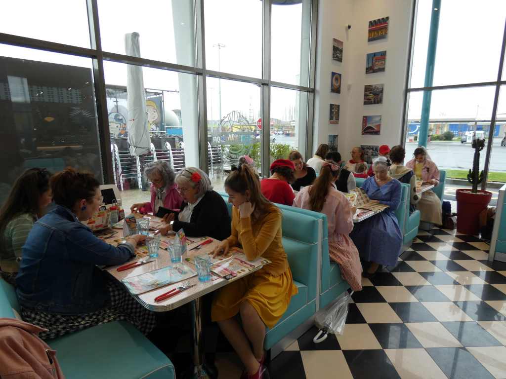Un voyage dans les années 50 avec le film Grease pour les membres de Crinolines et Cie. Déjeuner chez Holly's Diner
