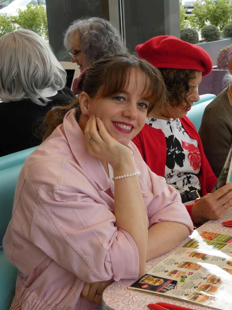 Un voyage dans les années 50 avec le film Grease pour les membres de Crinolines et Cie. Déjeuner chez Holly's Diner