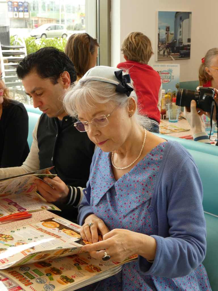 Un voyage dans les années 50 avec le film Grease pour les membres de Crinolines et Cie. Déjeuner chez Holly's Diner