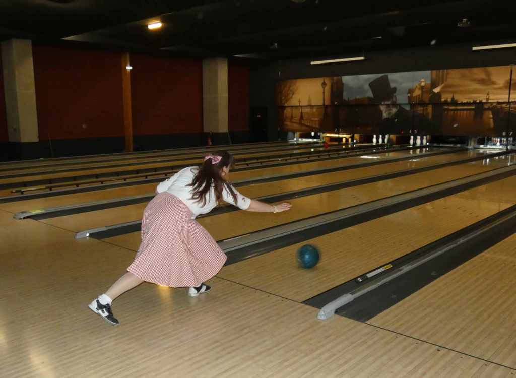 Un voyage dans les années 50 avec le film Grease pour les membres de Crinolines et Cie. Après-midi au bowling Le Strike
