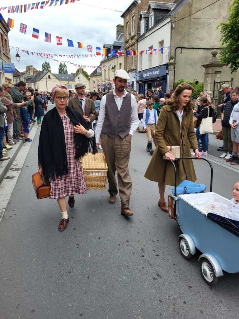Crinolines et Cie en costume années 40 pour les 80 ans du débarquement en Normandie