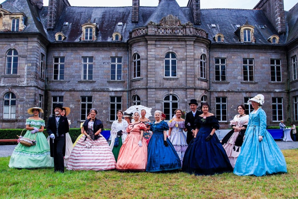 Les journées du Patrimoine au château de Robien en costumes Second Empire pour Crinolines & Cie