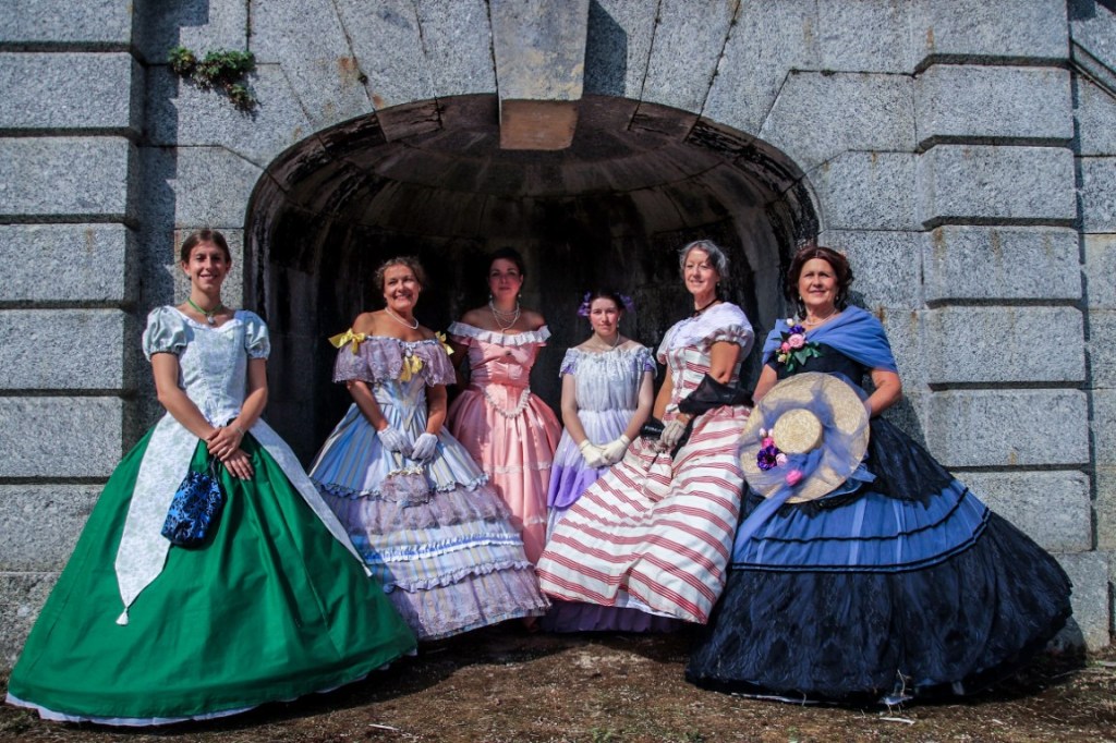 Les journées du Patrimoine au château de Robien en costumes Second Empire pour Crinolines & Cie