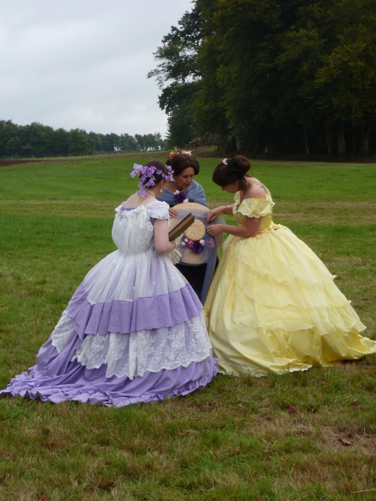 Les journées du Patrimoine au château de Robien en costumes Second Empire pour Crinolines & Cie