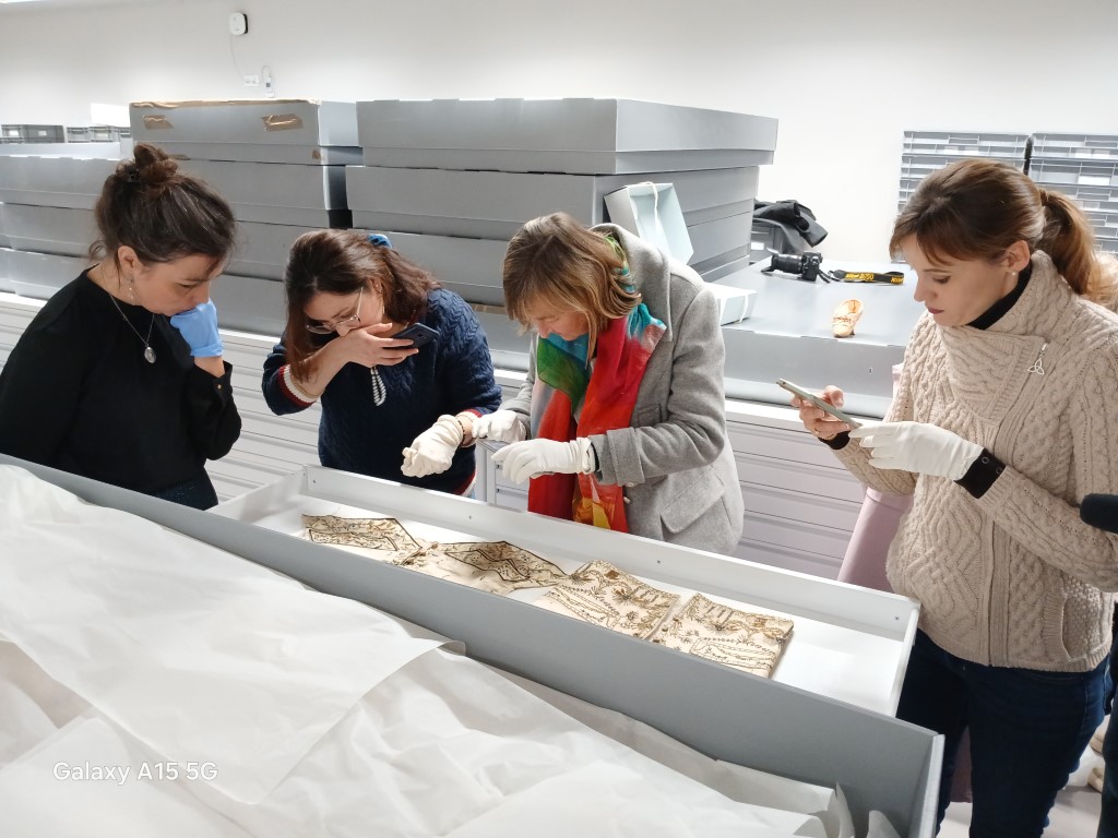 Crinolines & Cie en visite aux archives départementales de Vannes 