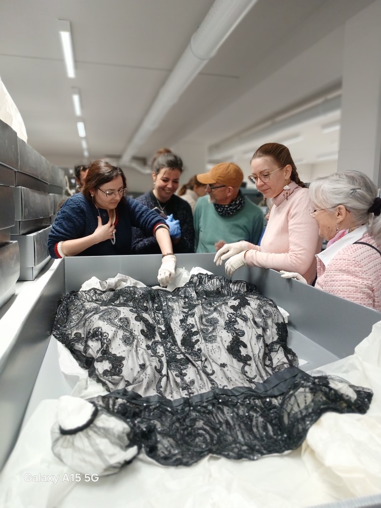 Crinolines & Cie en visite aux archives départementales de Vannes 