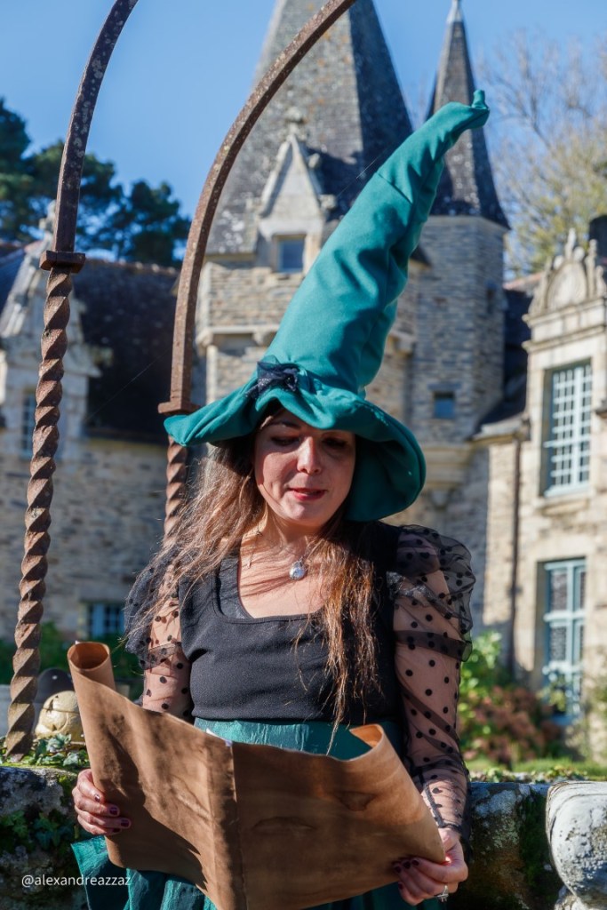 Les sorciers et sorcières de Crinolines & Cie se sont retrouvés à Rochefort en Terre pour fêter Halloween.