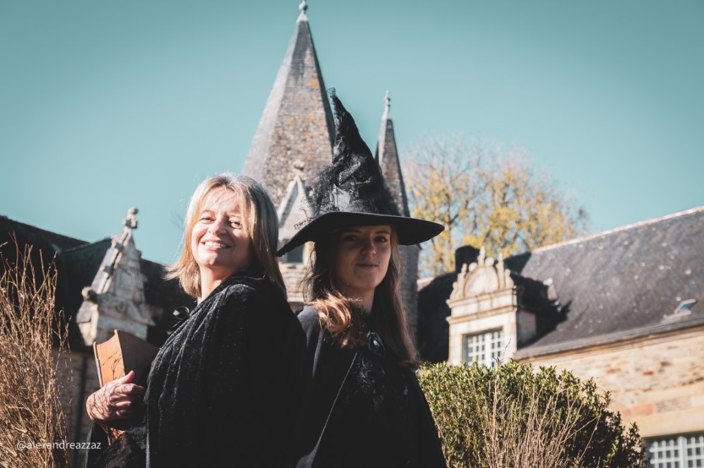 Les sorciers et sorcières de Crinolines & Cie se sont retrouvés à Rochefort en Terre pour fêter Halloween.