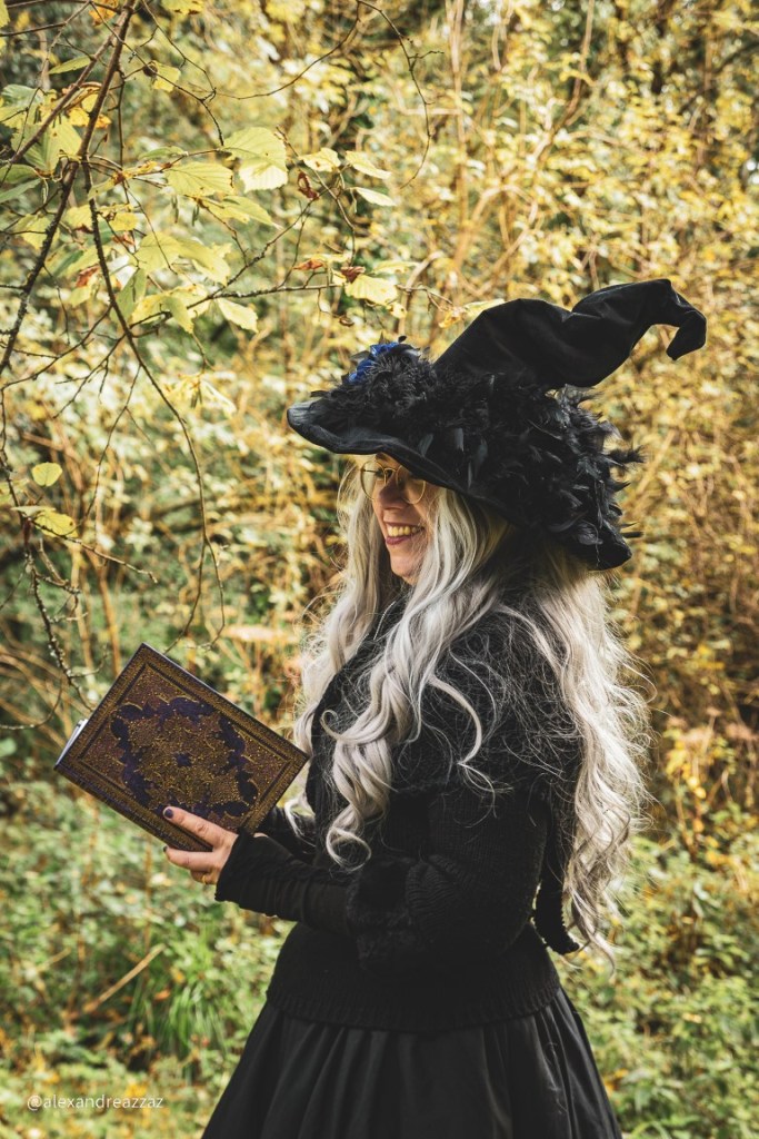 Les sorciers et sorcières de Crinolines & Cie se sont retrouvés à Rochefort en Terre pour fêter Halloween.