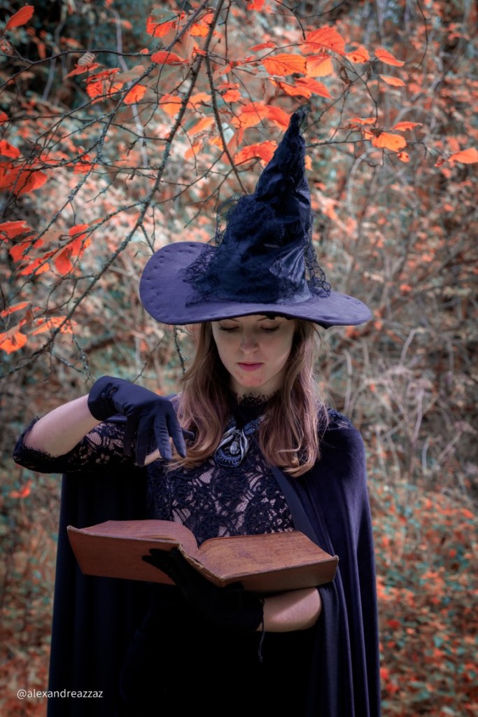 Les sorciers et sorcières de Crinolines & Cie se sont retrouvés à Rochefort en Terre pour fêter Halloween.