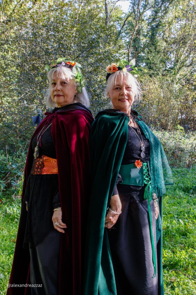 Les sorciers et sorcières de Crinolines & Cie se sont retrouvés à Rochefort en Terre pour fêter Halloween.