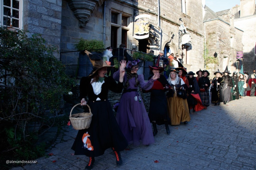 Les sorciers et sorcières de Crinolines & Cie se sont retrouvés à Rochefort en Terre pour fêter Halloween.