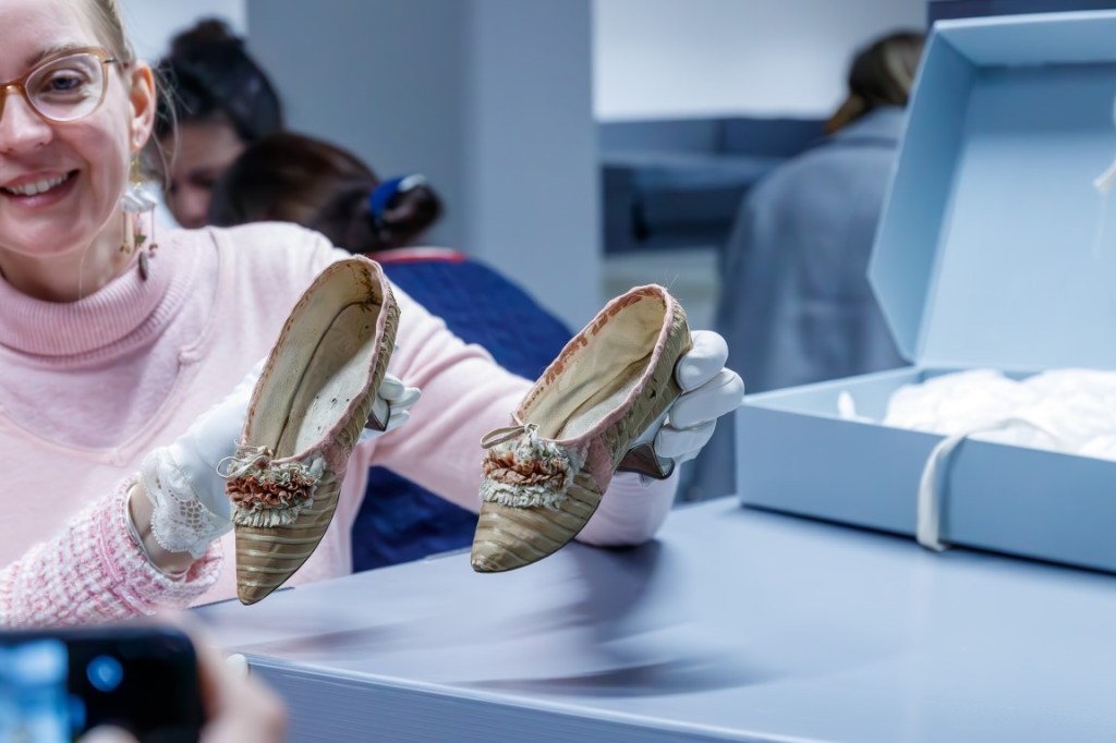 Crinolines & Cie en visite aux archives départementales de Vannes 