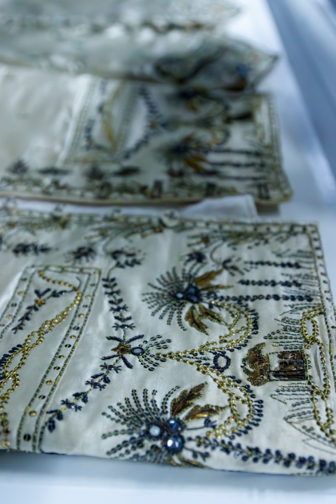 Crinolines & Cie en visite aux archives départementales de Vannes 