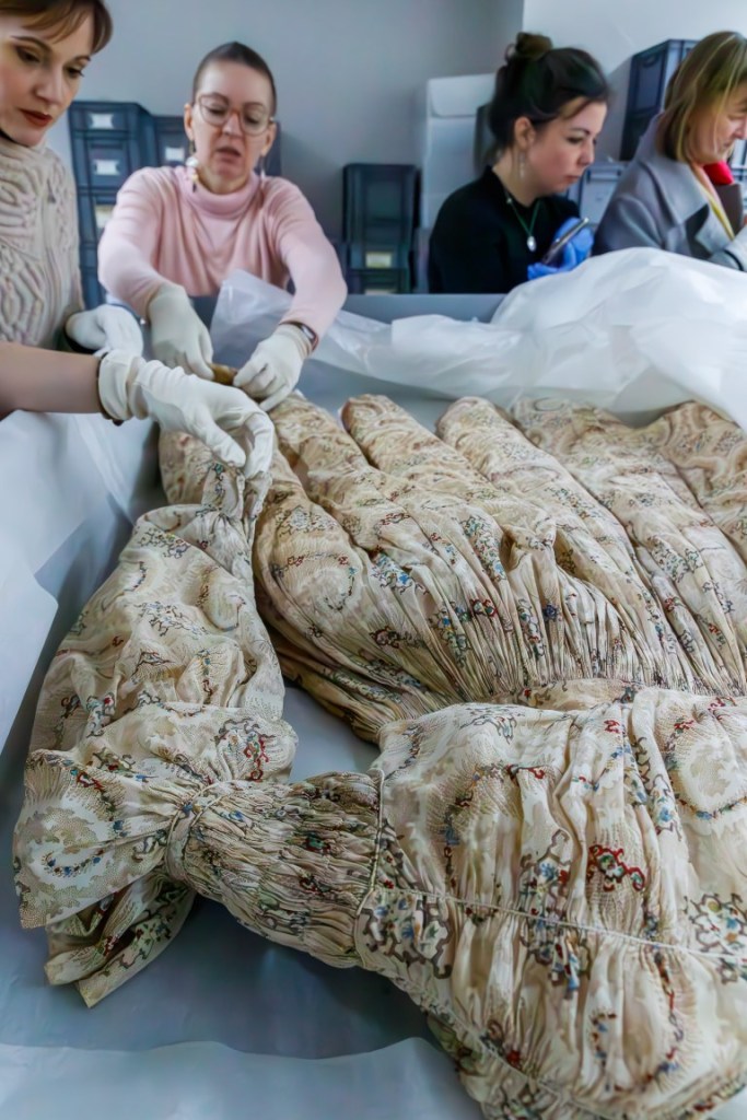 Crinolines & Cie en visite aux archives départementales de Vannes 
