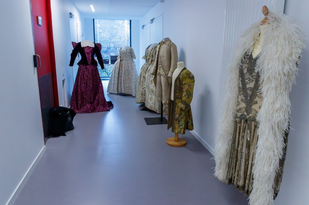 Crinolines & Cie en visite aux archives départementales de Vannes 
